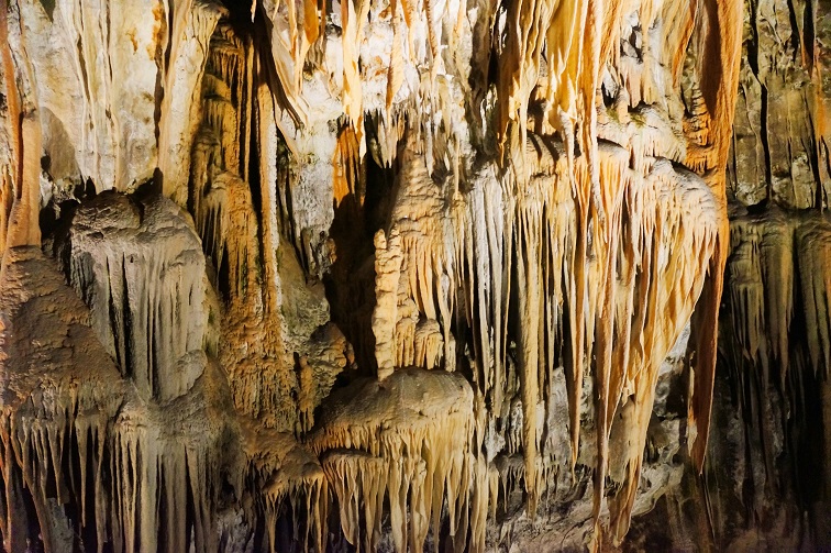 シュコツィアン洞窟群への行き方